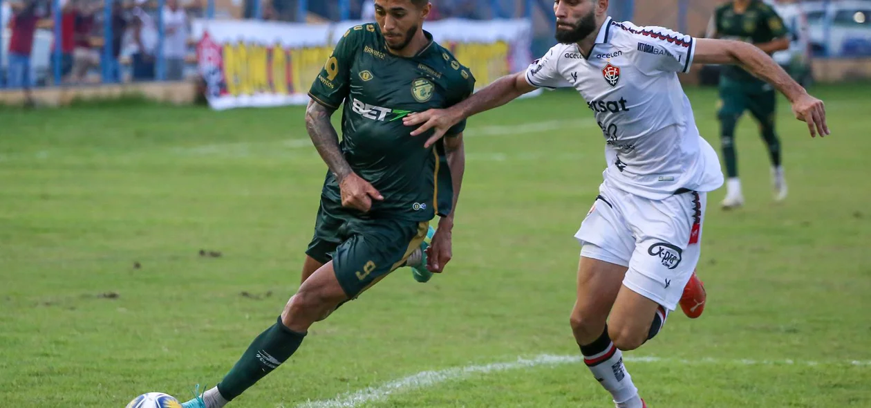 Matheus avançando para a grande área