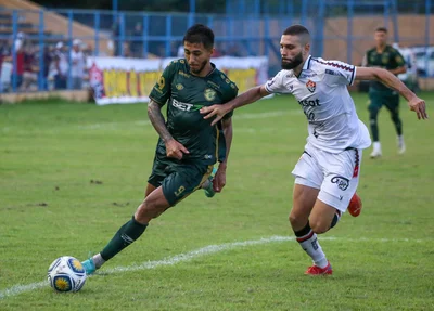 Matheus avançando para a grande área
