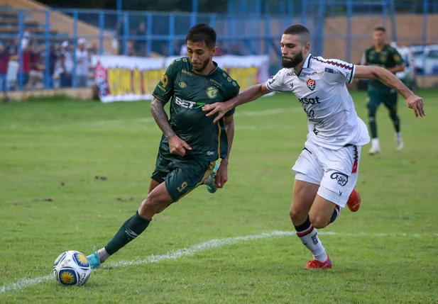 Matheus avançando para a grande área