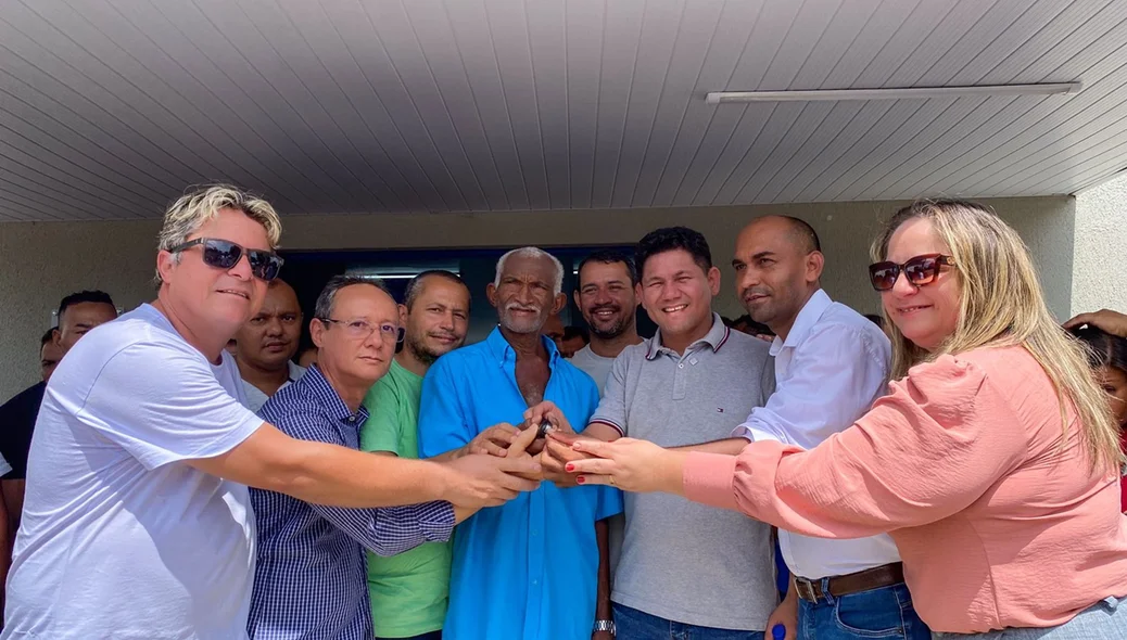 Momento da entrega do veículo em Miguel Alves