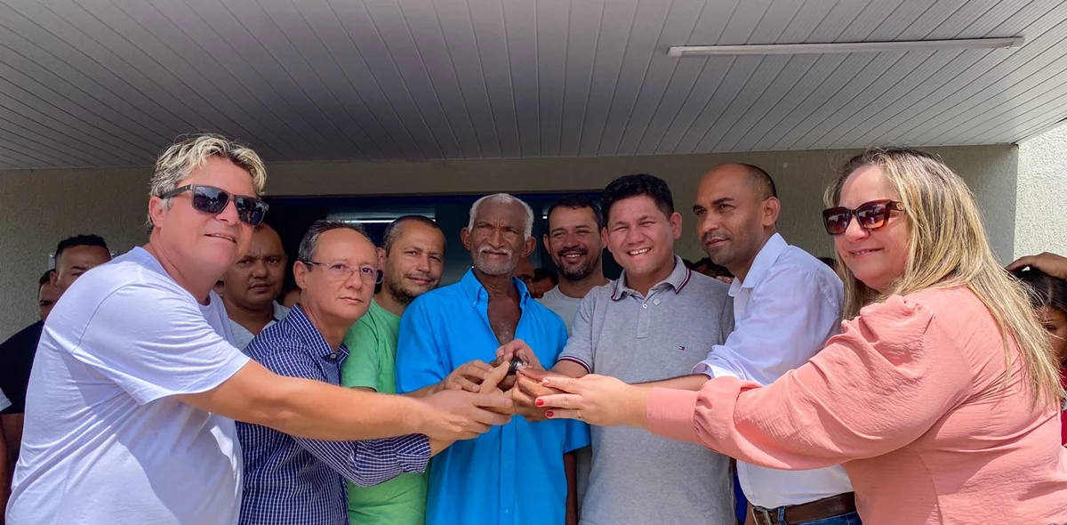 Momento da entrega do veículo em Miguel Alves