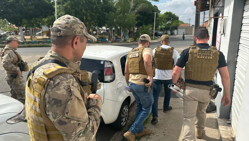 Momento que os policiais chegaram em uma das lojas alvos da 11ª fase da Operação Interditados