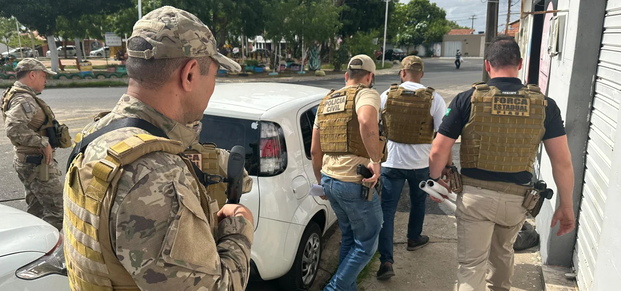 Momento que os policiais chegaram em uma das lojas alvos da 11ª fase da Operação Interditados