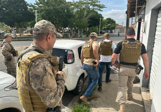 Momento que os policiais chegaram em uma das lojas alvos da 11ª fase da Operação Interditados