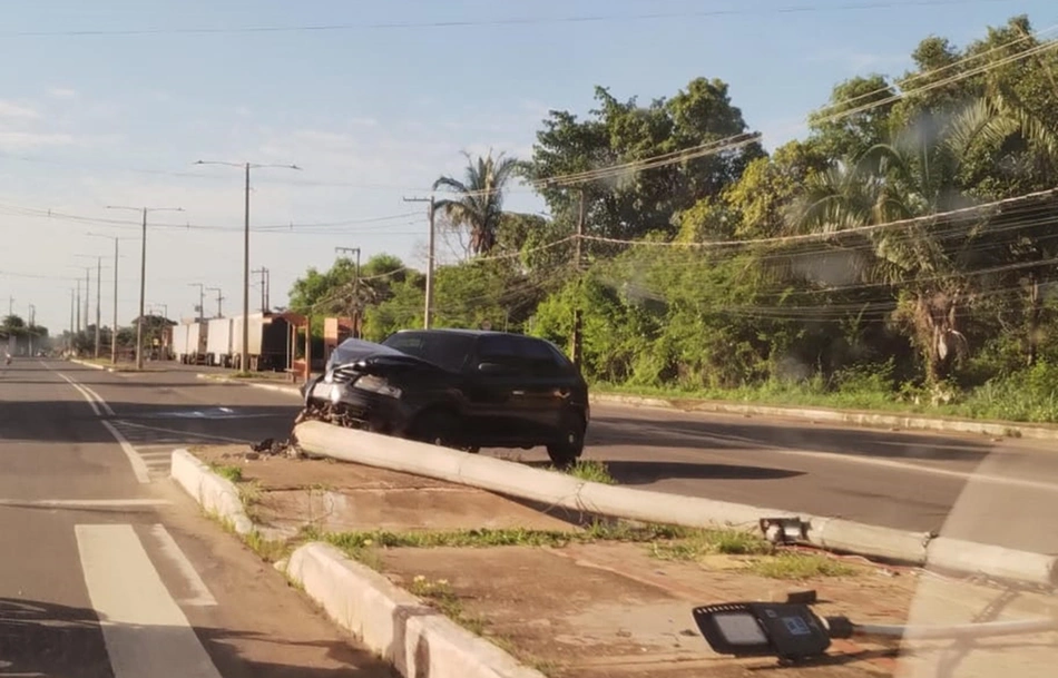 Motorista embriagado colidiu o carro contra o poste