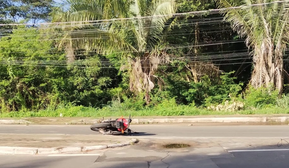 Mulher caiu de moto após passar por cima da fiação do poste caído