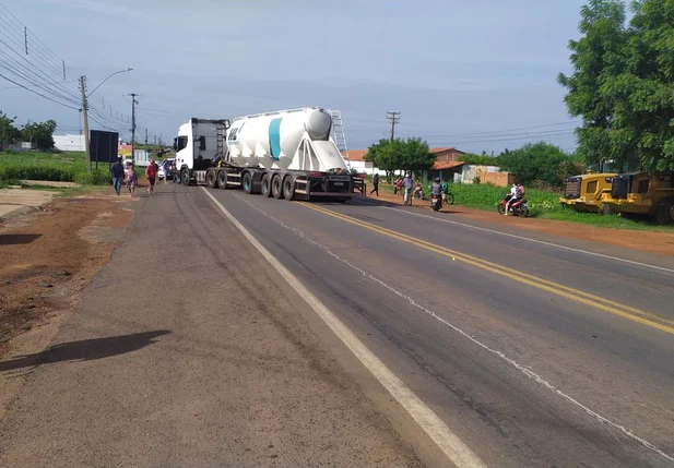 Mulher é atropelada por caminhão