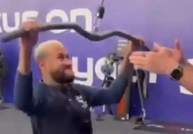 Neymar executando um exercício na academia