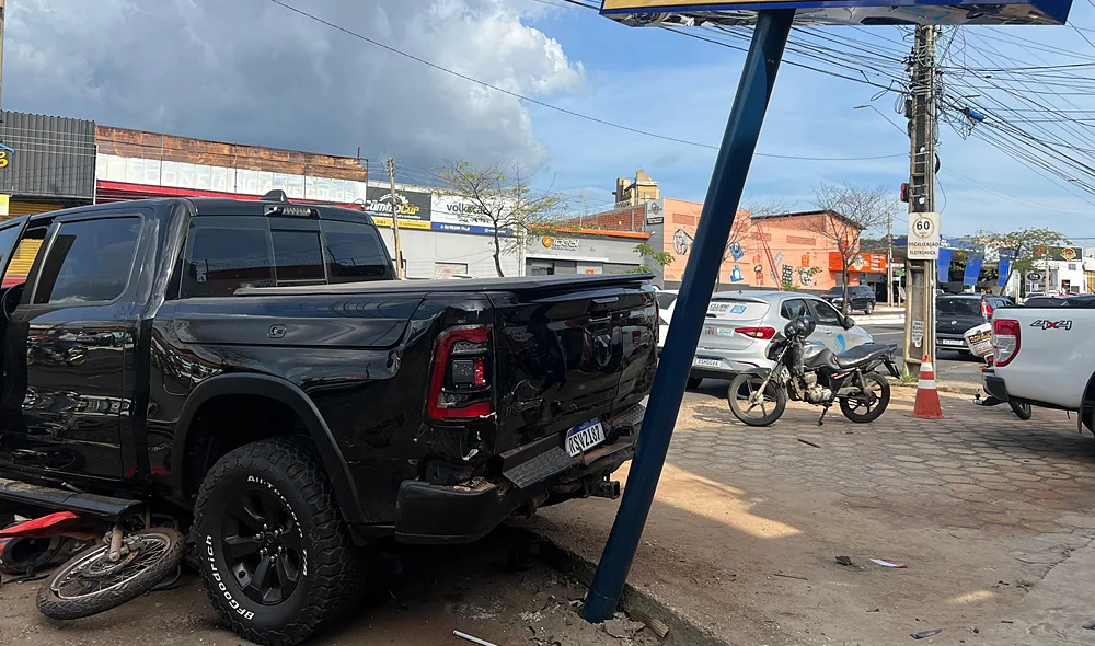 O acidente aconteceu na Avenida Miguel Rosa