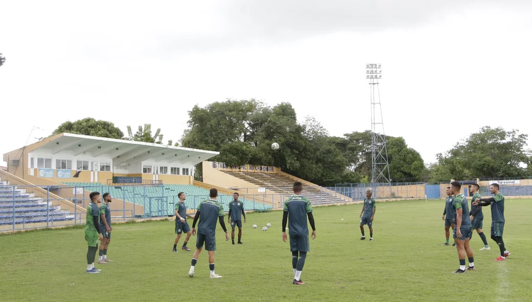 O Altos realizou suas atividades no estádio Lindolfo Monteiro