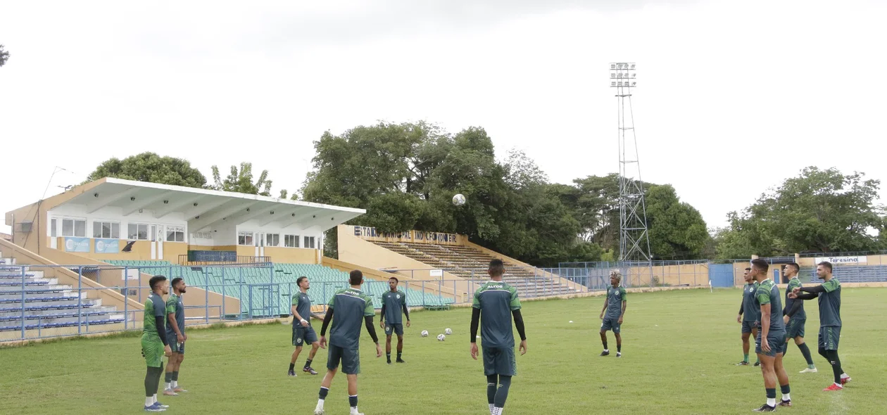 O Altos realizou suas atividades no estádio Lindolfo Monteiro