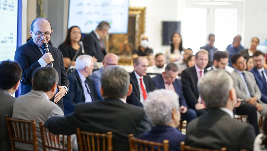 O ato da assinatura contou com a presença de políticos da base