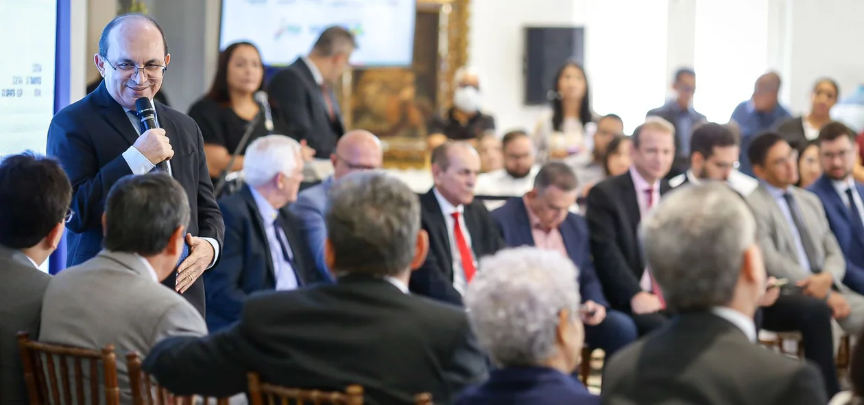 O ato da assinatura contou com a presença de políticos da base