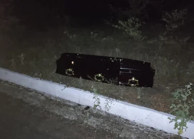 O caixão que estava sendo transportado ficou exposto após a colisão