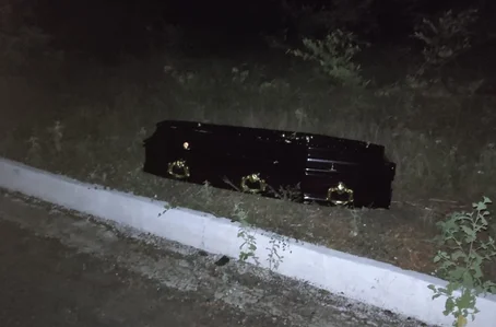O caixão que estava sendo transportado ficou exposto após a colisão
