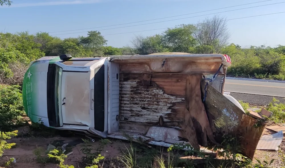 O carro funerário é uma S10 de cor branca