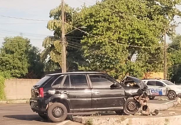 O homem embriagado colidiu o carro contra um poste