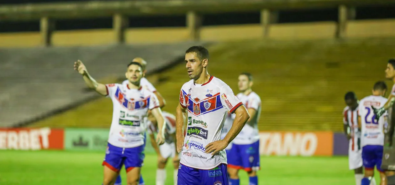 O jogo teve inicio às 19h