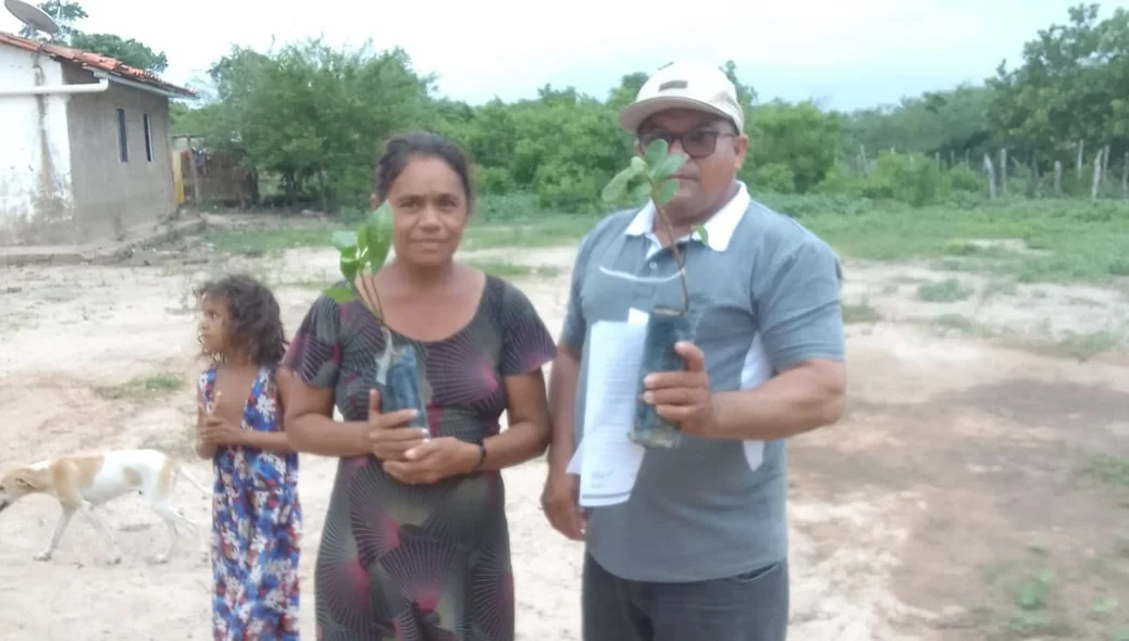 O secretário de agricultura Francisco Farias juntamente com sua equipe realizou entrega de sementes