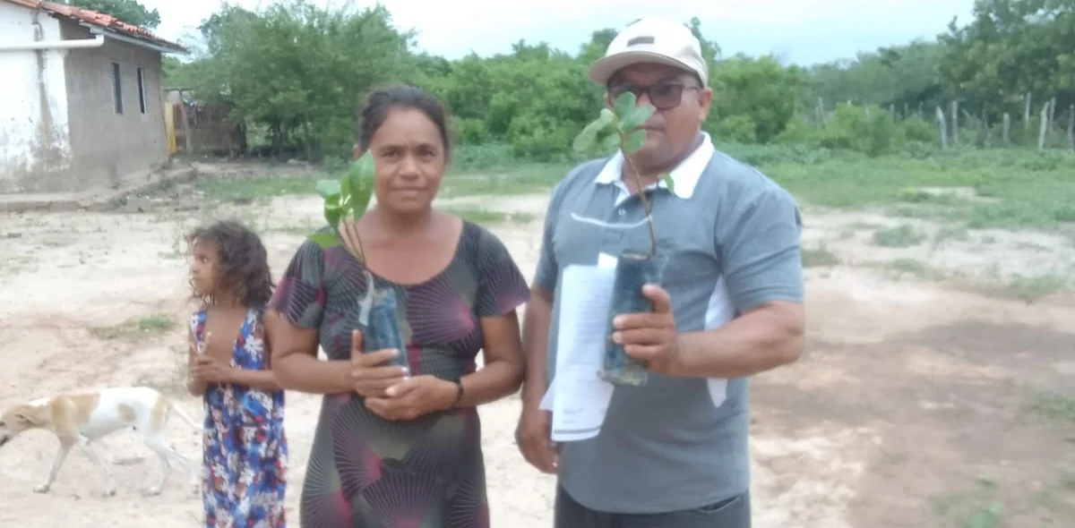 O secretário de agricultura Francisco Farias juntamente com sua equipe realizou entrega de sementes