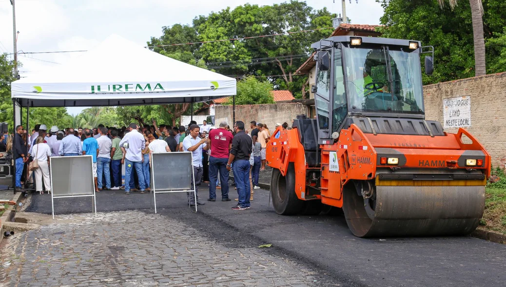 Obra de pavimentação asfáltica no bairro Pedra Mole, zona leste de Teresina