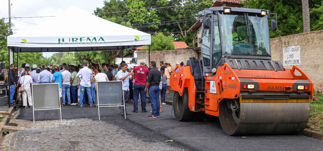 Obra de pavimentação asfáltica no bairro Pedra Mole, zona leste de Teresina