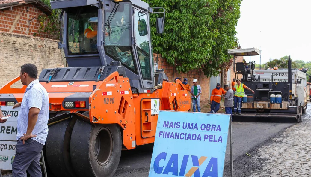Obra de pavimentação asfáltica no bairro Pedra Mole