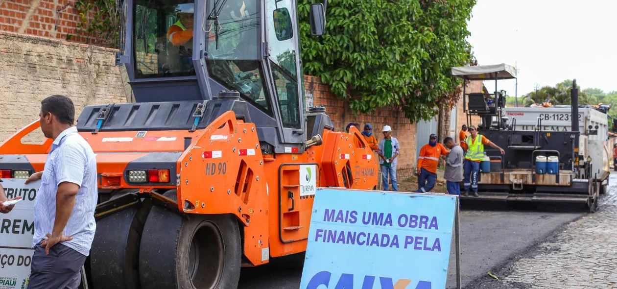Obra de pavimentação asfáltica no bairro Pedra Mole