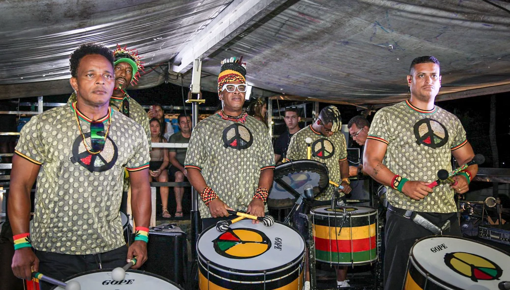 Olodum agitando a multidão no  Carnaval em Luís Correia
