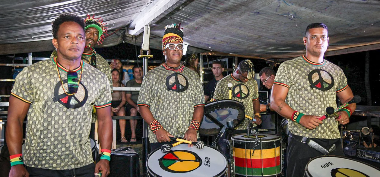 Olodum agitando a multidão no  Carnaval em Luís Correia