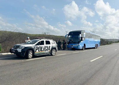 Ônibus onde o casal foi preso com celulares furtados no Corso de Teresina