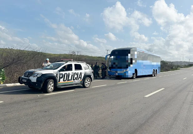 Ônibus onde o casal foi preso com celulares furtados no Corso de Teresina