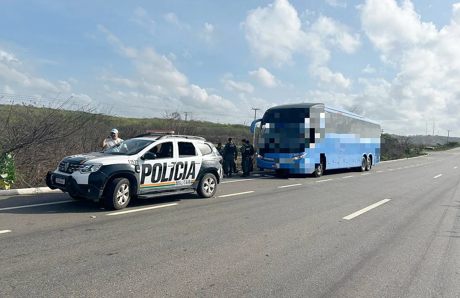 Ônibus onde o casal foi preso com celulares furtados no Corso de Teresina