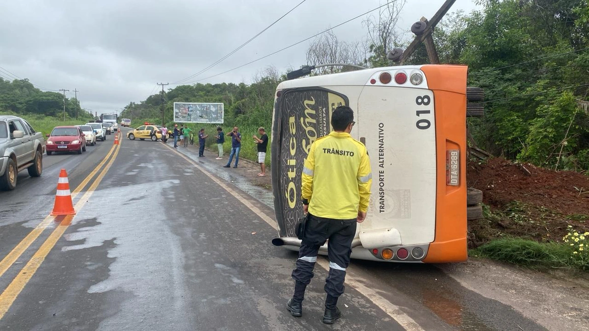 Ônibus que tombou na BR 316