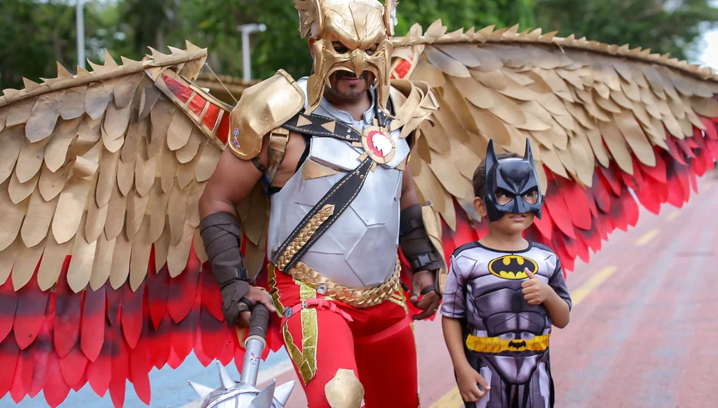 Pai e filho fantansiados de super heróis