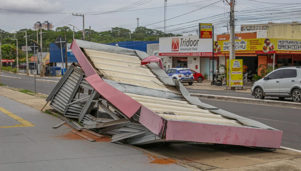 Parada de ônibus destruída na Avenida dos Expedicionários