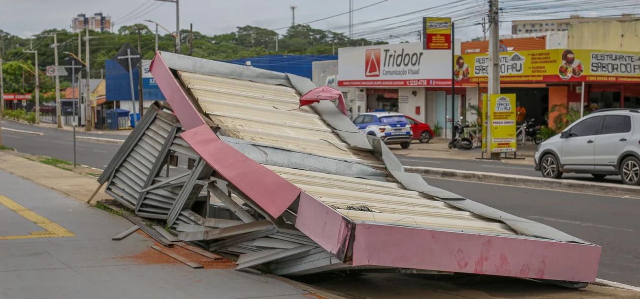 Parada de ônibus destruída na Avenida dos Expedicionários
