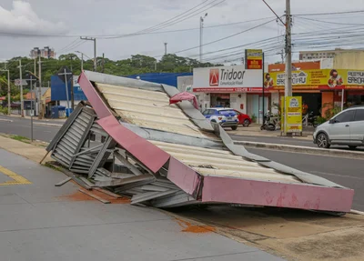 Parada de ônibus destruída na Avenida dos Expedicionários