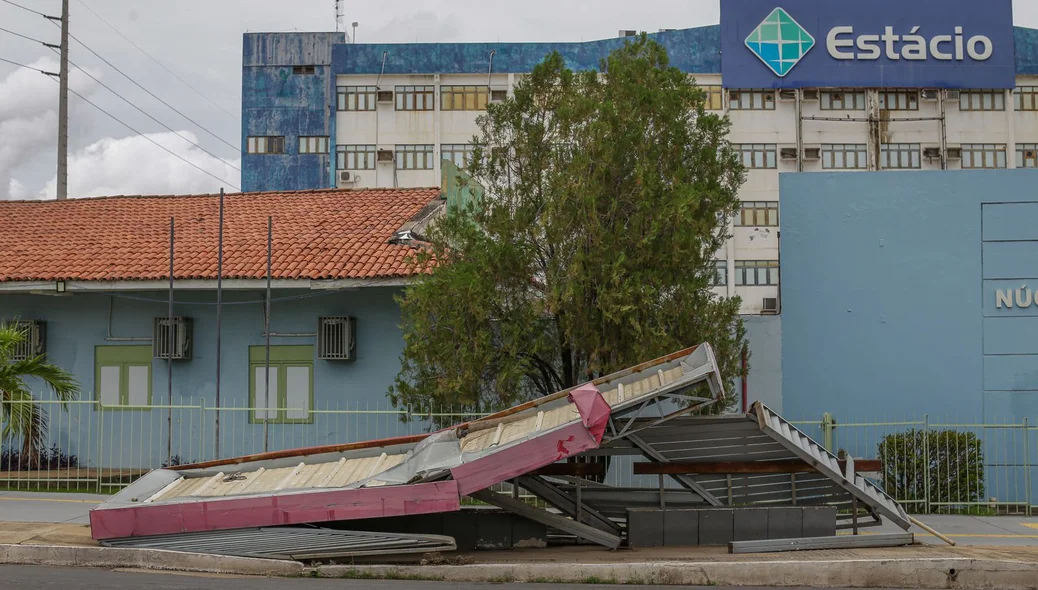 Parada próxima à instituição de ensino