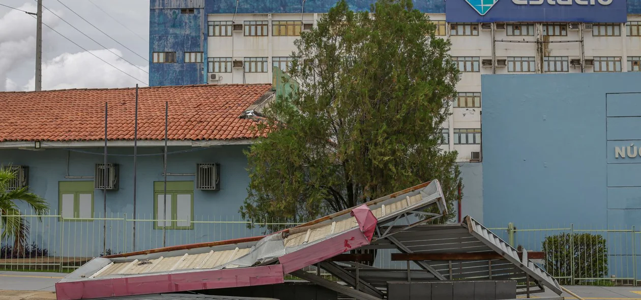 Parada próxima à instituição de ensino