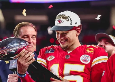 Patrick Mahomes com o seu terceiro troféu de Super Bowl