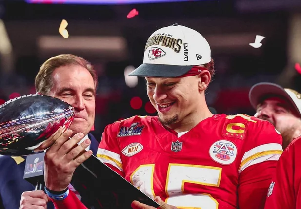 Patrick Mahomes com o seu terceiro troféu de Super Bowl