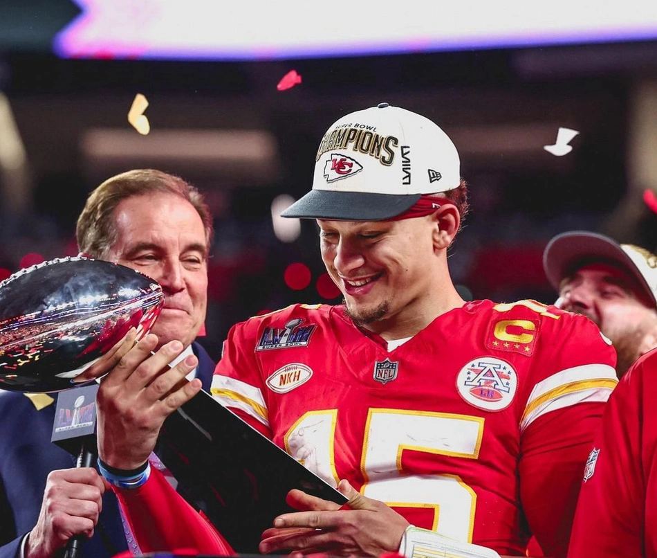 Patrick Mahomes com o seu terceiro troféu de Super Bowl
