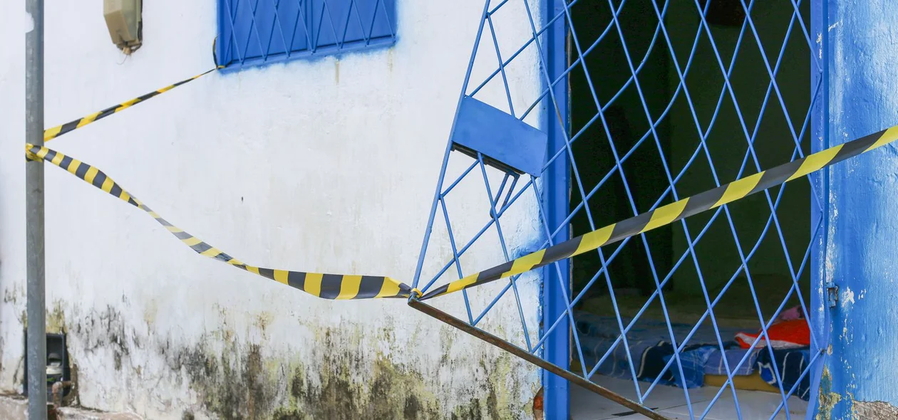 PM isolou a entrada da residência, que foi arrombada pelos criminosos