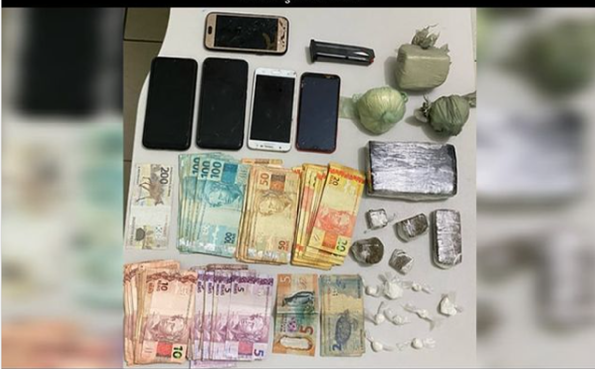 Policiais apreenderam grande quantia em dinheiro, além de drogas e carregador de pistola