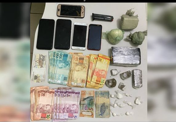 Policiais apreenderam grande quantia em dinheiro, além de drogas e carregador de pistola