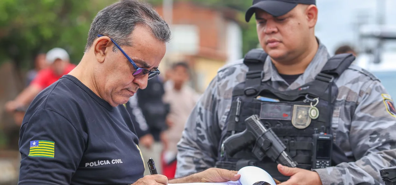 Policiais do DHPP colhendo informações sobre o homicídio no local da ocorrência