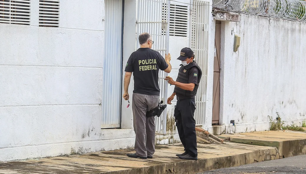 Policiais em cumprimento a mandado de busca e apreensão na Operação Flashback