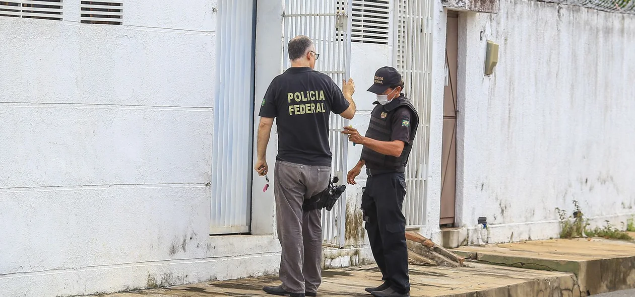 Policiais em cumprimento a mandado de busca e apreensão na Operação Flashback