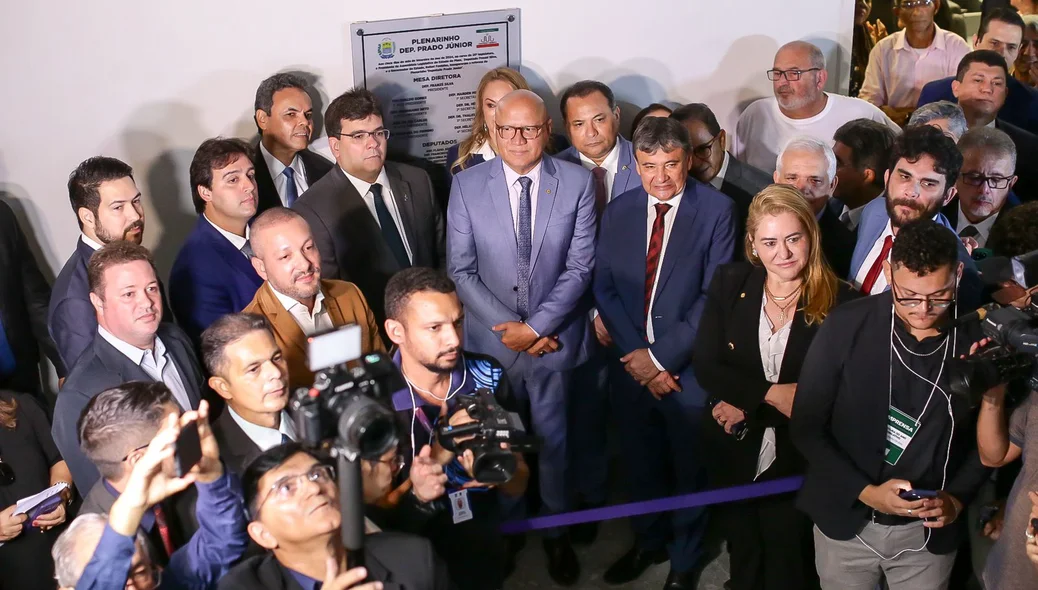 Políticos presentes na entrega da reforma do Plenarinho
